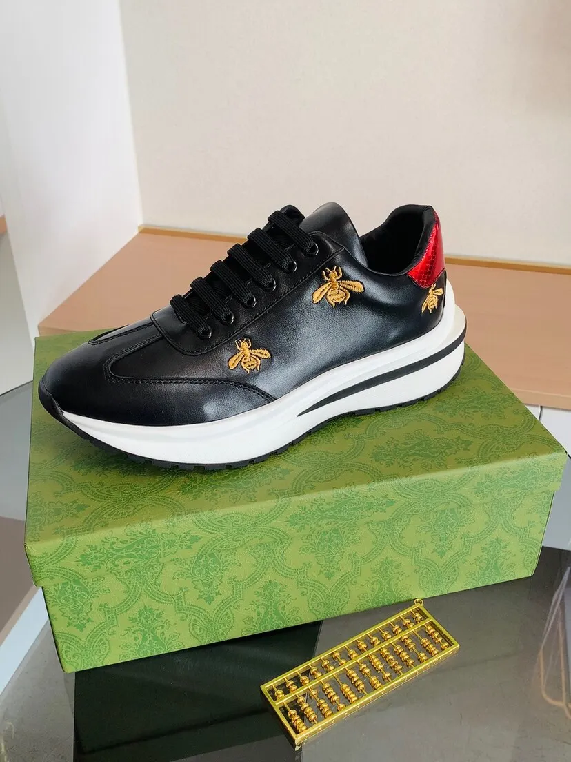 Factory price 420. The new high-quality GUCCI (Gucci) is launched simultaneously. The new men's shoes, 😘fabrics are selected from imported cowhide, and the lining is sheepskin lining. 👍🏿 High-end ☄️ air-cushion molded anti-slip rubber outsole, exquisite lines, simple and elegant, comfortable and high-end for leisure travel. Code number: 38 to 44 (45 can be customized and cannot be returned or exchanged)